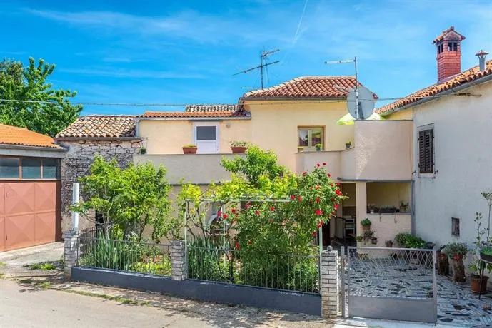House Lucky - Image 1