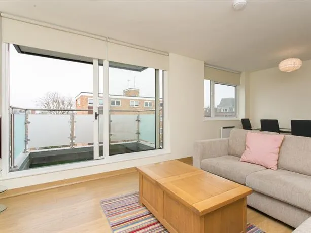 Veeve Smart 2 Bed 2 Bath Flat On Grosvenor Court East Putney - Image 1