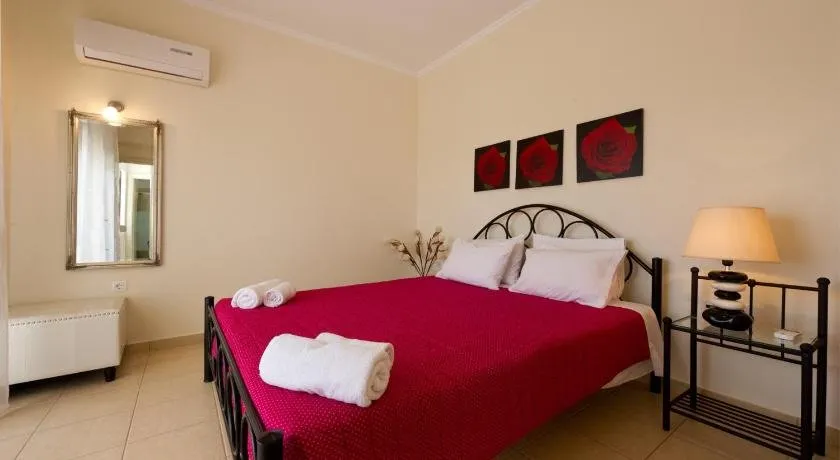Villa Renata -Pool, Large Garden & Free Parking, 2 Minutes Walk from The Beach - Image 1