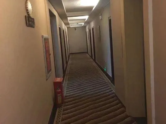 Huafeng Hotel - Image 1