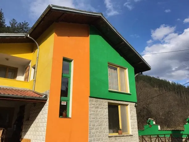 Villa Colour - Image 1