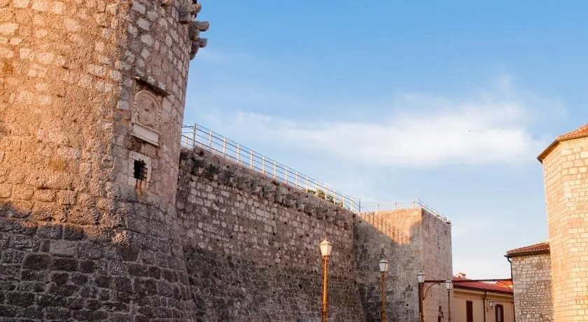 Stari Grad - Image 1