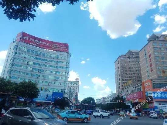 Home Inn Yulin Lingxiao Square Erjie Street South Coach Station - Image 1