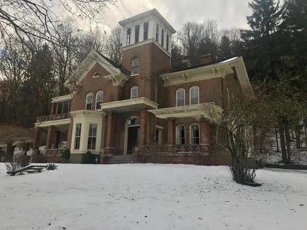 Cook Mansion Bed and Breakfast - Image 1