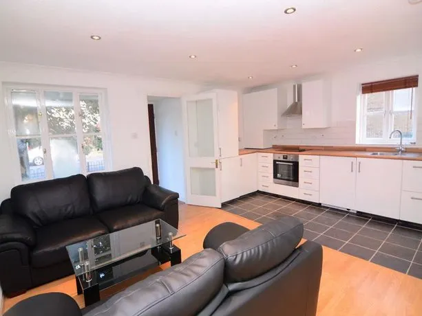 London Excel 2 Bedrooms, Reception, Spacious Apartment - Image 1