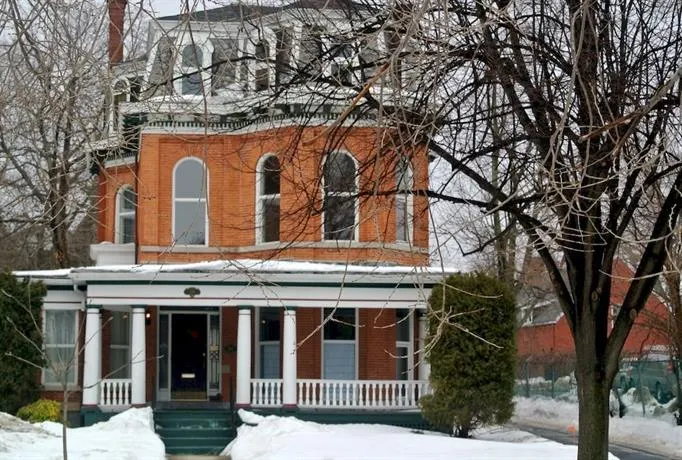 Oscar's Bed & Breakfast - Image 1