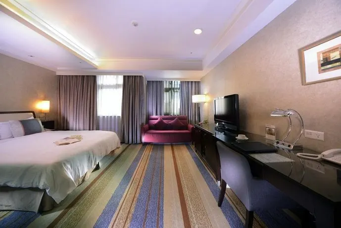 City Lake Hotel - Image 1