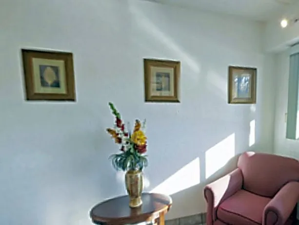 Royal Inn - Image 1