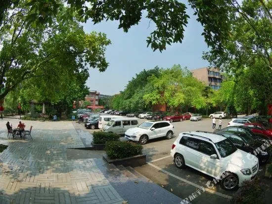 Jinrui Garden Hotel - Image 1