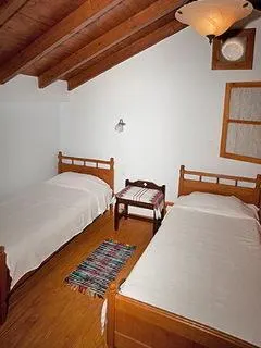 Anna Apt - Image 1