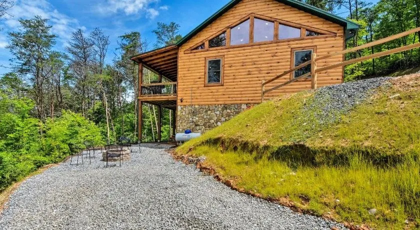 Southern Spirit Beautiful Luxury Cabin in Deep Creek Community - Image 1