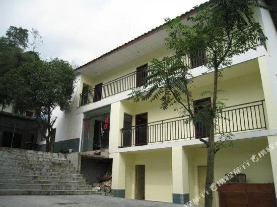 Emeishan Longshan Inn - Image 1