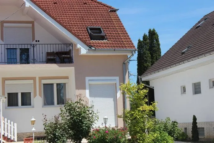 Krotzl Apartmanok - Image 1