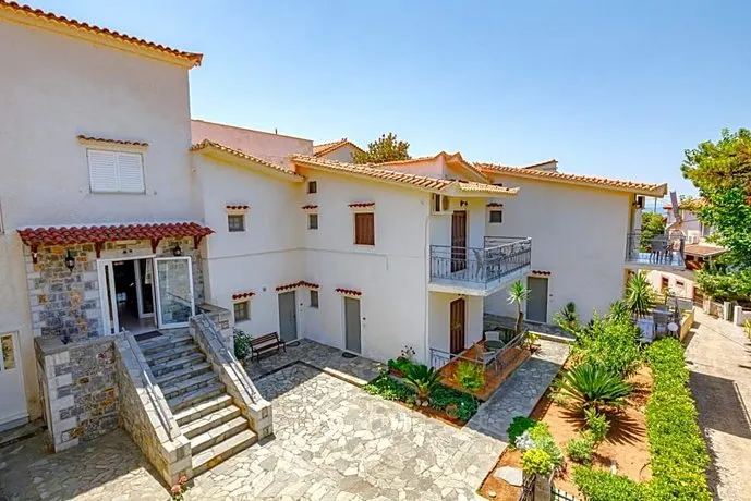 Villa Kosta Hotel & Apartments - Image 1