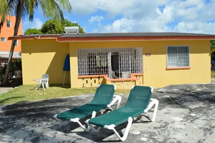 Four Aces Apartments - Image 1