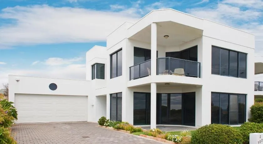 Bayside Beauty - Image 1