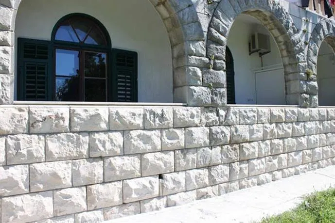 Historic villa apartment - Image 1