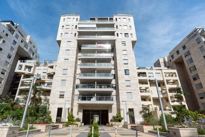 Stylish 3 BR w/ Amazing Balcony and Parking - Image 1