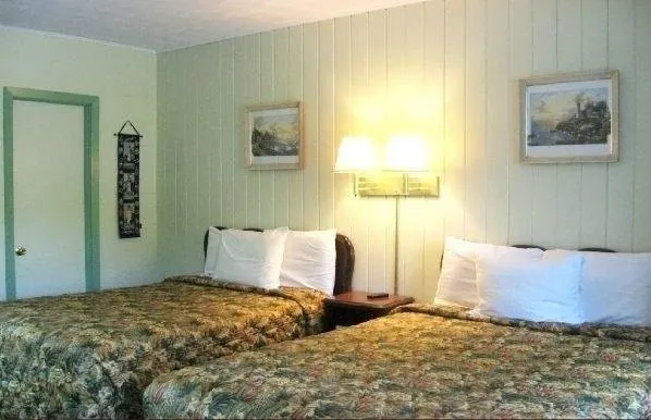 White Columns Motel - Image 1