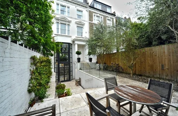 Veeve  Impressive 6 Bed Family Home Holland Park Kensington - Image 1