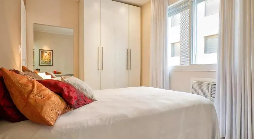 Quarto de Casal Banheiro Privativo Ar Condicionado Frigobar na Avenida Carlos Gomes - Image 1