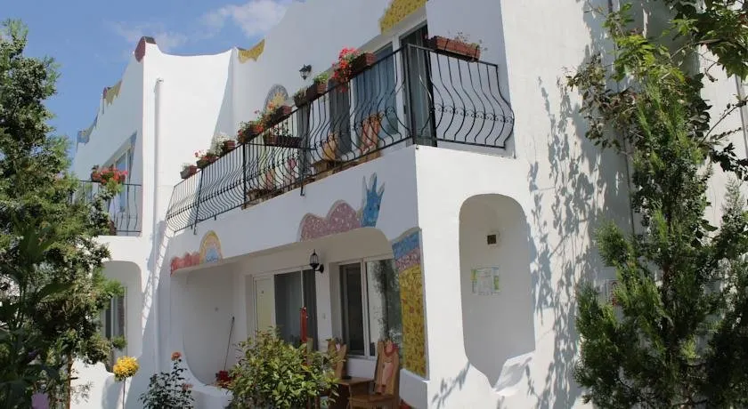 Hotel Laguna - Image 1