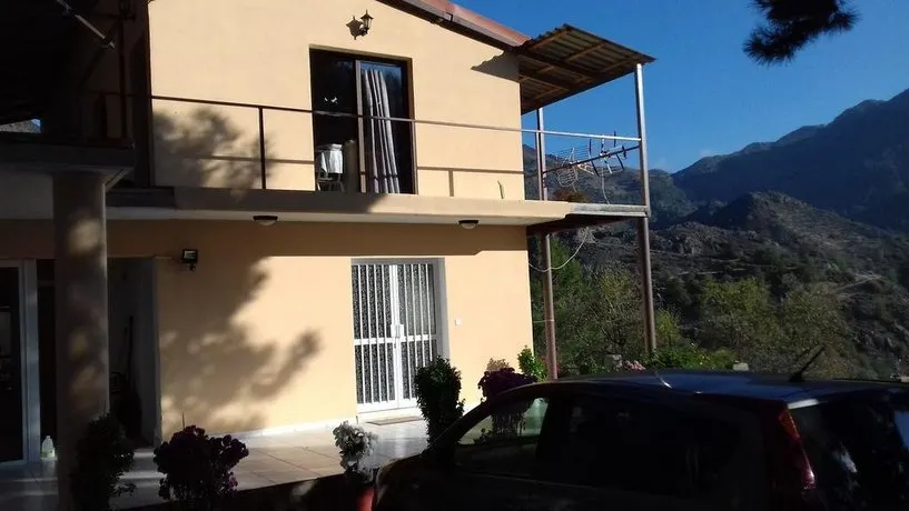 Moni House - Image 1