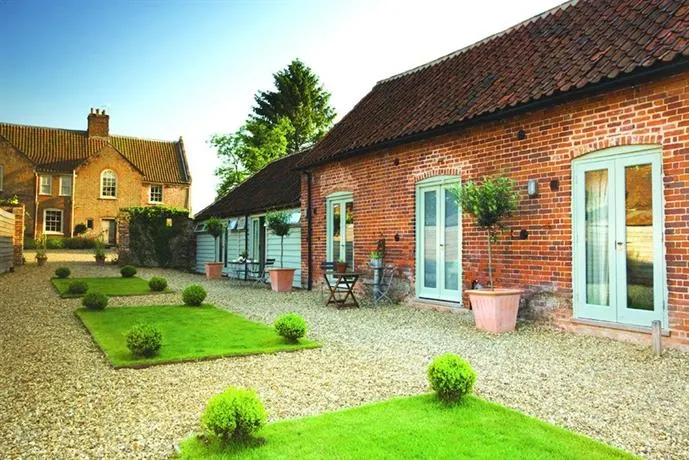 Norfolk Courtyard - Image 1