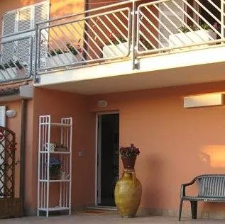 A Due Passi Dal Mare Bed and Breakfast - Image 1