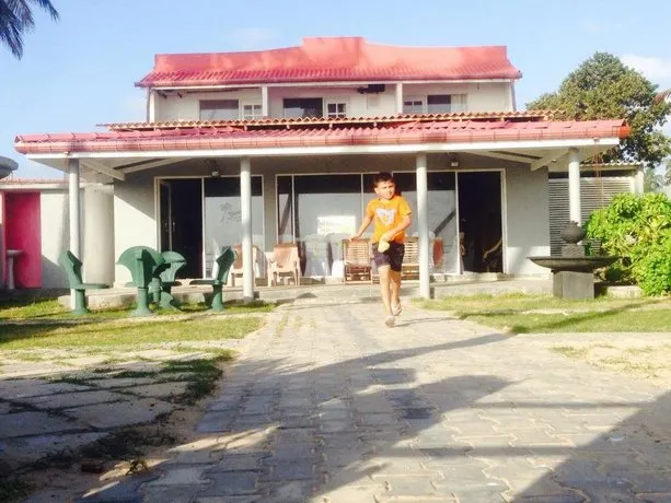 Rainbow Beach Hotel - Image 1
