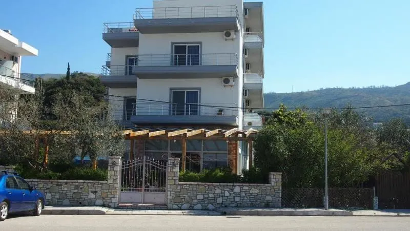 Rondos Hotel - Image 1