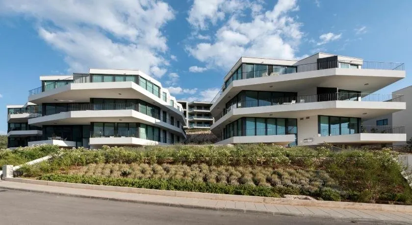 Blue Water Apartment - Image 1