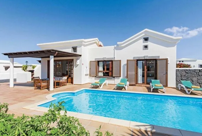La Goleta Playa Blanca - Image 1