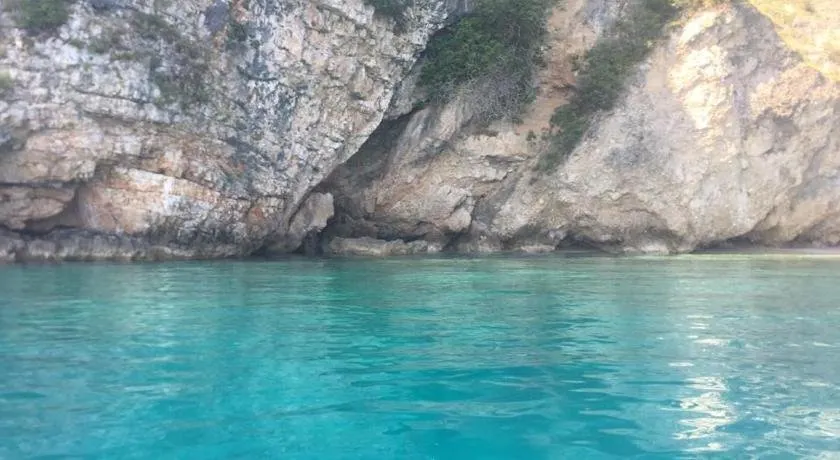 Cres Robinson Experience - Image 1
