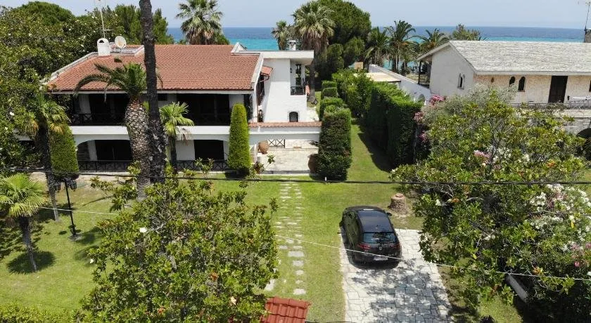Seafront palm villa - Image 1
