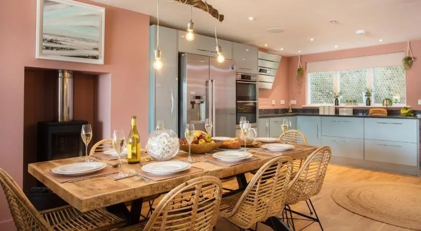 Lucy's Beach House - Image 1