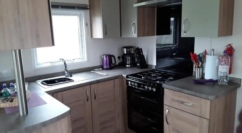 Hot tub hols 3 bed caravan at 42 Kingfisher Court - Image 1