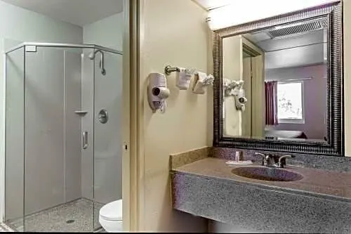 Travelodge by Wyndham Riviera Beach/West - Image 1
