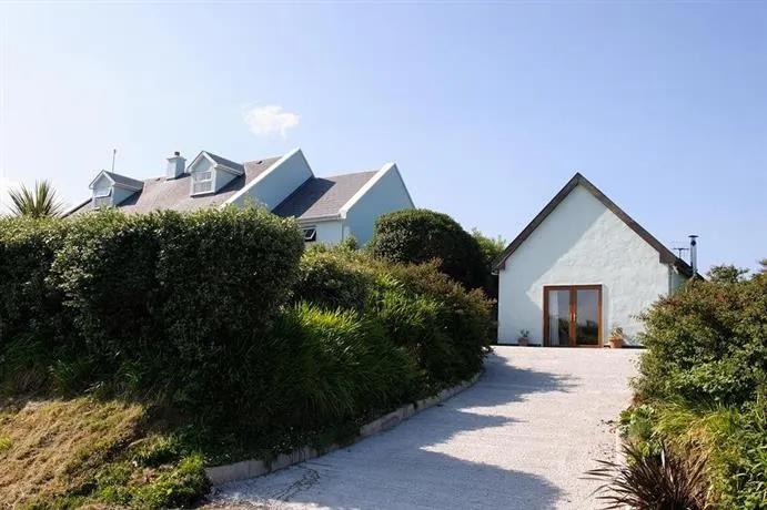 The Hut at Baywatch Bed & Breakfast - Image 1