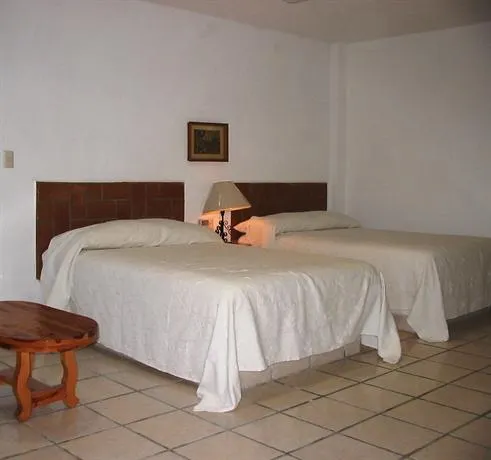 Best Night La Laguna Hotel - Image 1