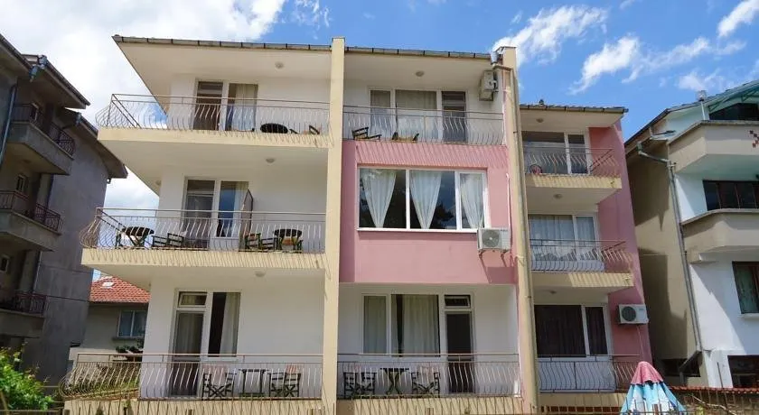 Kazlarov Guest House - Image 1