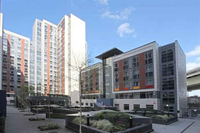 For Students Only - The Paragon - 6 Min Walk to Brentford Station with Direct Trains to London Waterloo - Near Kew Gardens and Boston Manor Piccadilly Line - Image 1