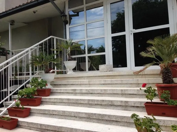 Family Hotel California Varna - Image 1