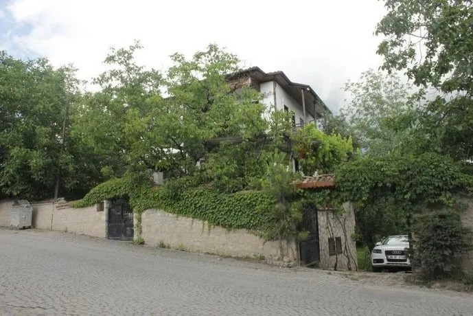 Kuscu Konak - Cafe Garden - Image 1