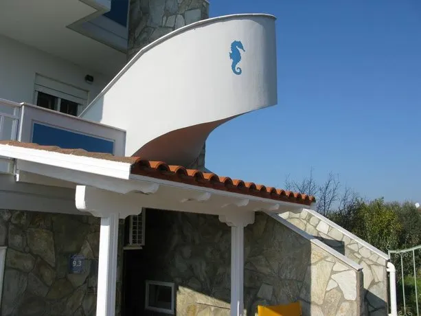 Seaview Apartments - Image 1