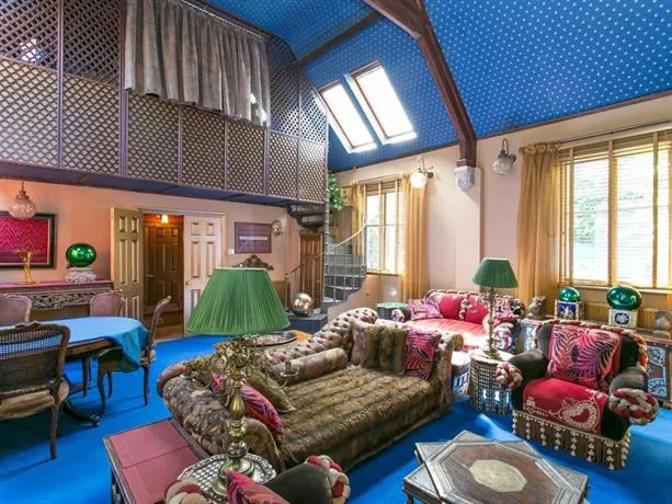 Veeve  2 Bed Maisonette Brook Green West Kensington - Image 1