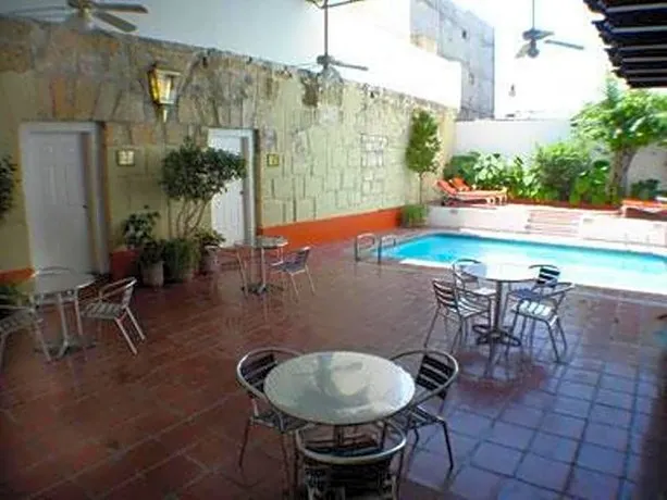 Hotel Royalty - Image 1