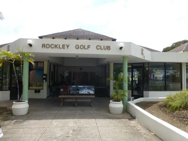 Rockley Golf Club, 2 bed 2 bath Pool, Tennis, Golf, Bar & Restaurant! - Image 1