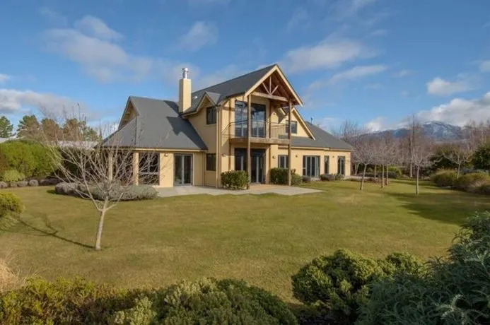 Lakefront Paradise Cromwell - Image 1