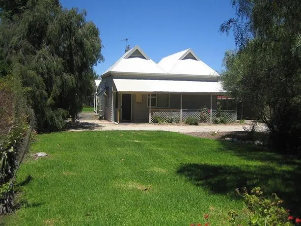 Showgrounds Cottage Naracoorte - Image 1